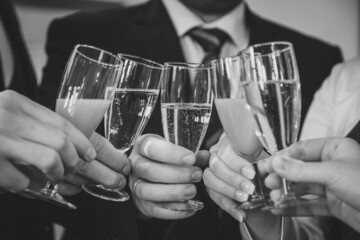 Hochzeitsgesellschft stößt mit Sekt an