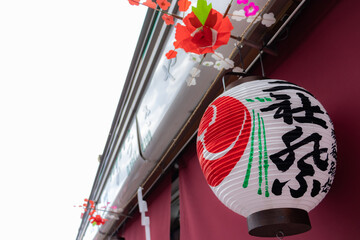 軒下に飾られた提灯