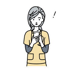 立ってスマートフォンを操作して何かに気づいて驚いた看護師の女性