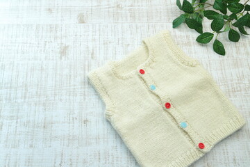 Fototapeta na wymiar 赤ちゃん用の手編みのセーター