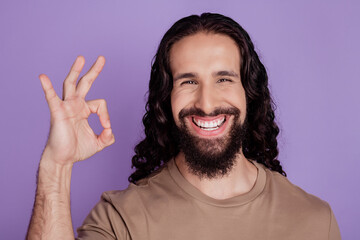 Photo of young cheerful guy show okay alright symbol advertise perfect promo isolated on violet color background