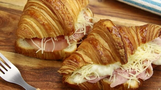 croissant au jambon sur une planche &agrave; d&eacute;couper