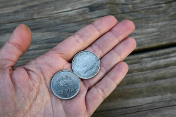 vielles pièces de 25 pésétas dans une main