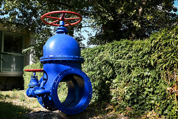 grosse vanne bleue et robinet rouge