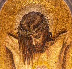 Foto op Canvas ROME, ITALY - AUGUST 31, 2021: The mosaic of Jesus on the cross after Velasquz in the church Chiesa di Santa Maria Addolorata designed by from Mosaic school of Montepulciano (1960). © Renáta Sedmáková