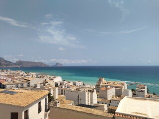 Fototapeta na wymiar mar azul turquesa desde lo alto del pueblo