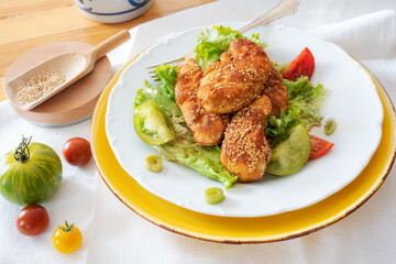 Hühnerfilets in Sesammantel auf Blattsalat