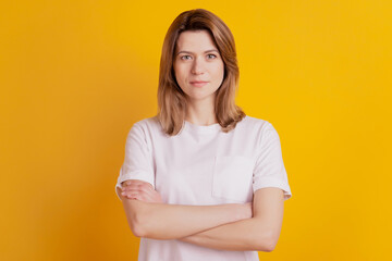 Obraz premium Photo of self-assured lady crossed hands wear casual outfit on yellow background
