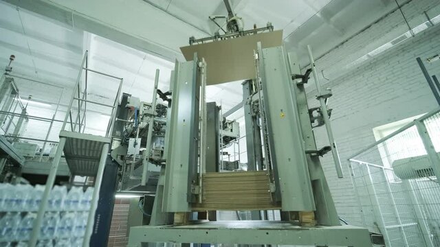 Modern strapping and transporting machine for packaging line at beverage plant