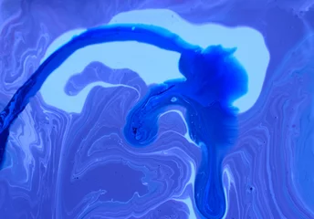 Selbstklebende Fototapete Kristalle Abstrakter blauer Marmorhintergrund. Die Linien und Wellen der Acrylfarbe bilden eine interessante Struktur. Hintergrund für Webdesign, Stoff, Design, Laptoptasche.
