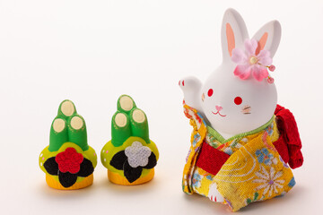 うさぎ年の年賀素材、手招きする兎