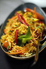 Arroz basmati con verduras y especias al estilo hindú en plato de ensalada largo 