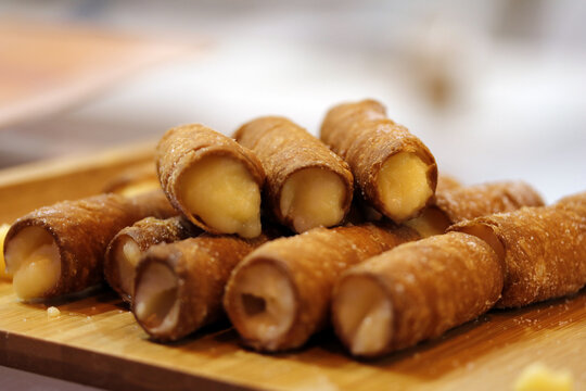 canutillos de hojaldre y az&uacute;car rellenos de crema pastelera