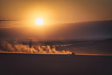 Zachód słońca podczas prac polowych traktorem na lubelszczyźnie w polsce.