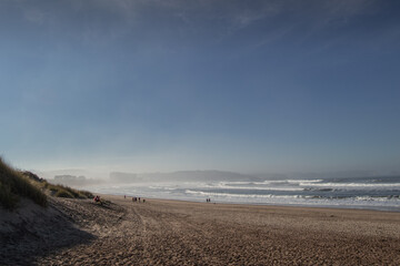 Paisaje de la playa con niebla y la bruma sobre la imagen. 