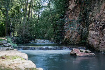 Hermoso paisaje con agua corriendo en una serie de pequeñas cascadas