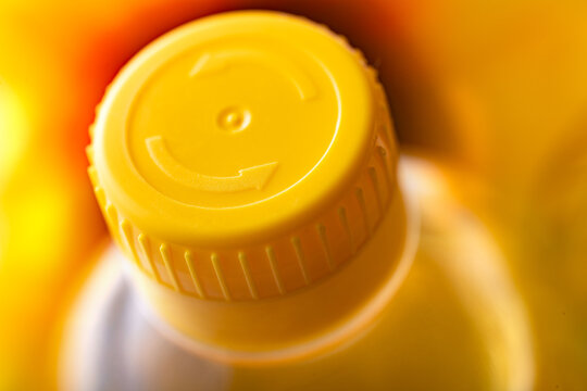 Detalle de la botella de aceite de girasol. Concepto de reciclaje de botellas de plástico y aceite de cocina.