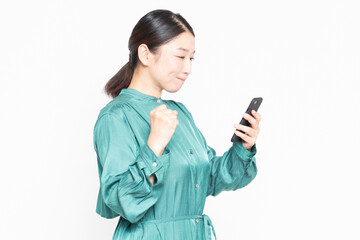 スマホを操作しながら怒っている主婦