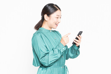 Fototapeta premium スマホを操作しながら笑っている主婦