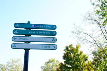 Panneau avec indications des pistes cyclables, Grand Parc Miribel Jonage
