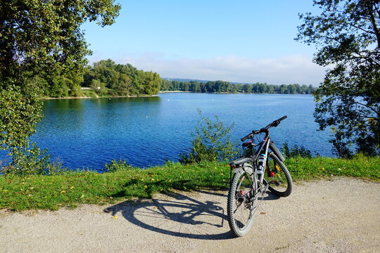 Le tourisme &agrave; v&eacute;lo en France, bicyclette en face du lac du Grand Parc de Miribel-Jonage