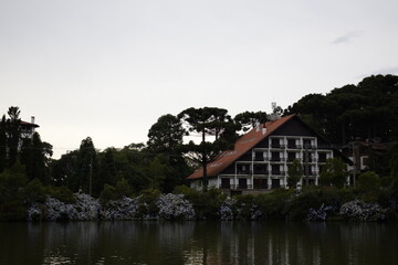 Fototapeta na wymiar house on the lake