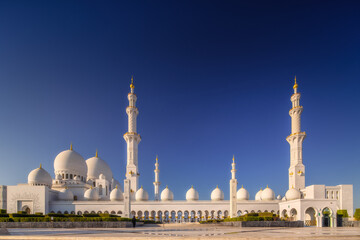 Fototapeta na wymiar Sheikh Zayed Grand Mosque in Abu-Dhabi, UAE