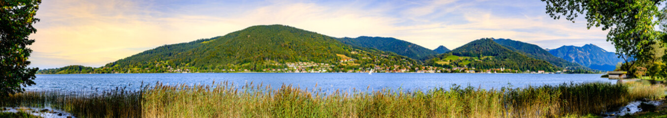 Fototapeta na wymiar landscape at the lake tegernsee