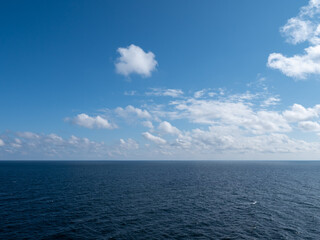 weiße Cummulus Wolken an blauem Himmel über der Nordsee