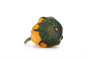 Einzelner Kürbis auf weißem Hintergrund als Dekoration zu Halloween