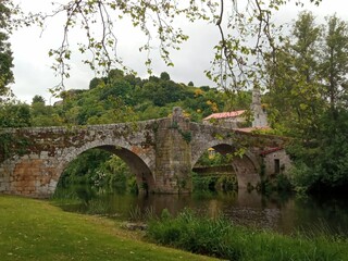 Puente románico sobre el río Arnoia en Allariz, Galicia