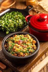 Feijão tropeiro, comida típica brazileira.