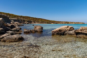 Fototapeta na wymiar Felsen im Meer in der Blauen Lagune im Akamas Nationalpark in der Region Paphos auf Zypern