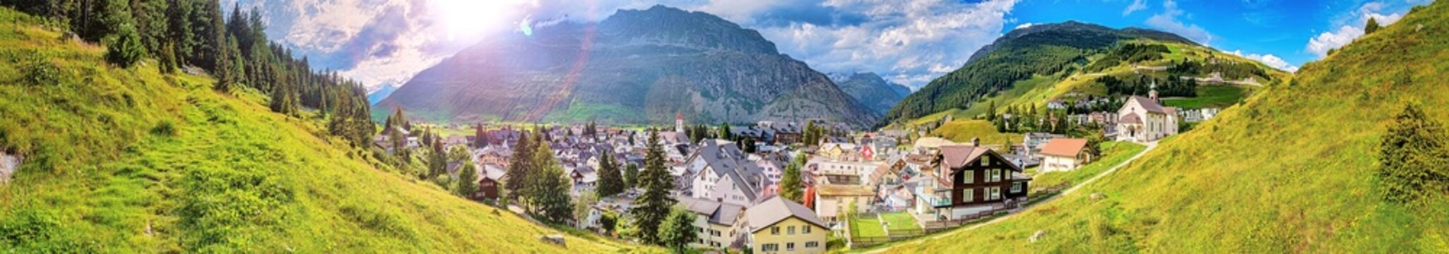 Bergdorf Andermatt im Urserental mit Oberalppass, Uri, Schweiz
