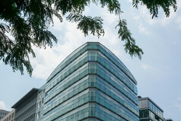 Obraz premium A sksyscraper in a cloudy day