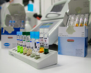 Abwasseranalyse anhand eines Küvettentests im Labor