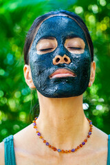Großaufnahme einer Frau mit Aktivkohle Gesichtsmaske