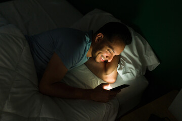 Obraz premium Receiving a text message from my girlfriend