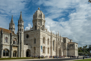 Fototapeta na wymiar Le monastère des Hiéronymites est un monastère portugais de l'Ordre de Saint-Jérôme, témoignage monumental de la richesse des découvertes portugaises à travers le temps.