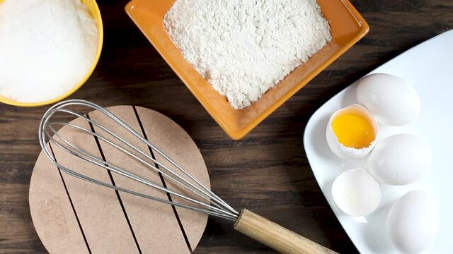 Sugar, flour and egg whites with open yolk. Putting the fu&ecirc;, mixer, on top of the sideboard.