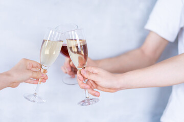 ワイングラスで乾杯をする若い男女