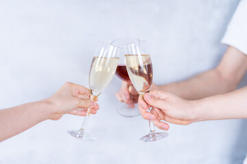 ワイングラスで乾杯をする若い男女