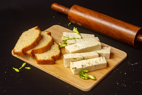 Quueso cortado en rect&aacute;ngulos con loroco y pan