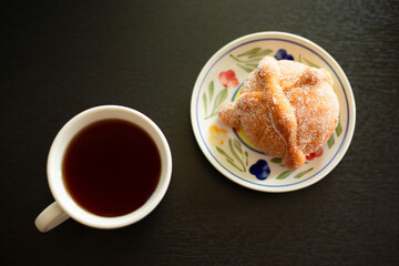 pan de muerto served with coffee 
