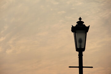 Fototapeta na wymiar 夕暮時の、点灯する前の街灯
