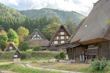 Fototapeta na wymiar 青空の下の白川郷　日本の伝統　合掌造り　茅葺屋根の建物