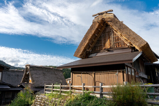 青空の下の白川郷　日本の伝統　合掌造り　茅葺屋根の建物