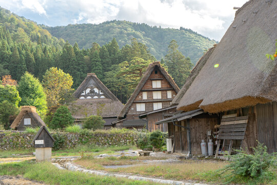 青空の下の白川郷　日本の伝統　合掌造り　茅葺屋根の建物