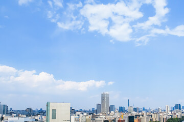 Fototapeta na wymiar 青空とビル街/都内、都会、都市/東京の街並み