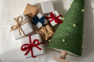 手作りのクリスマスツリーとクリスマスプレゼント